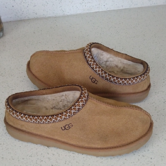 Tasman  Slippers - Picture 1 of 12